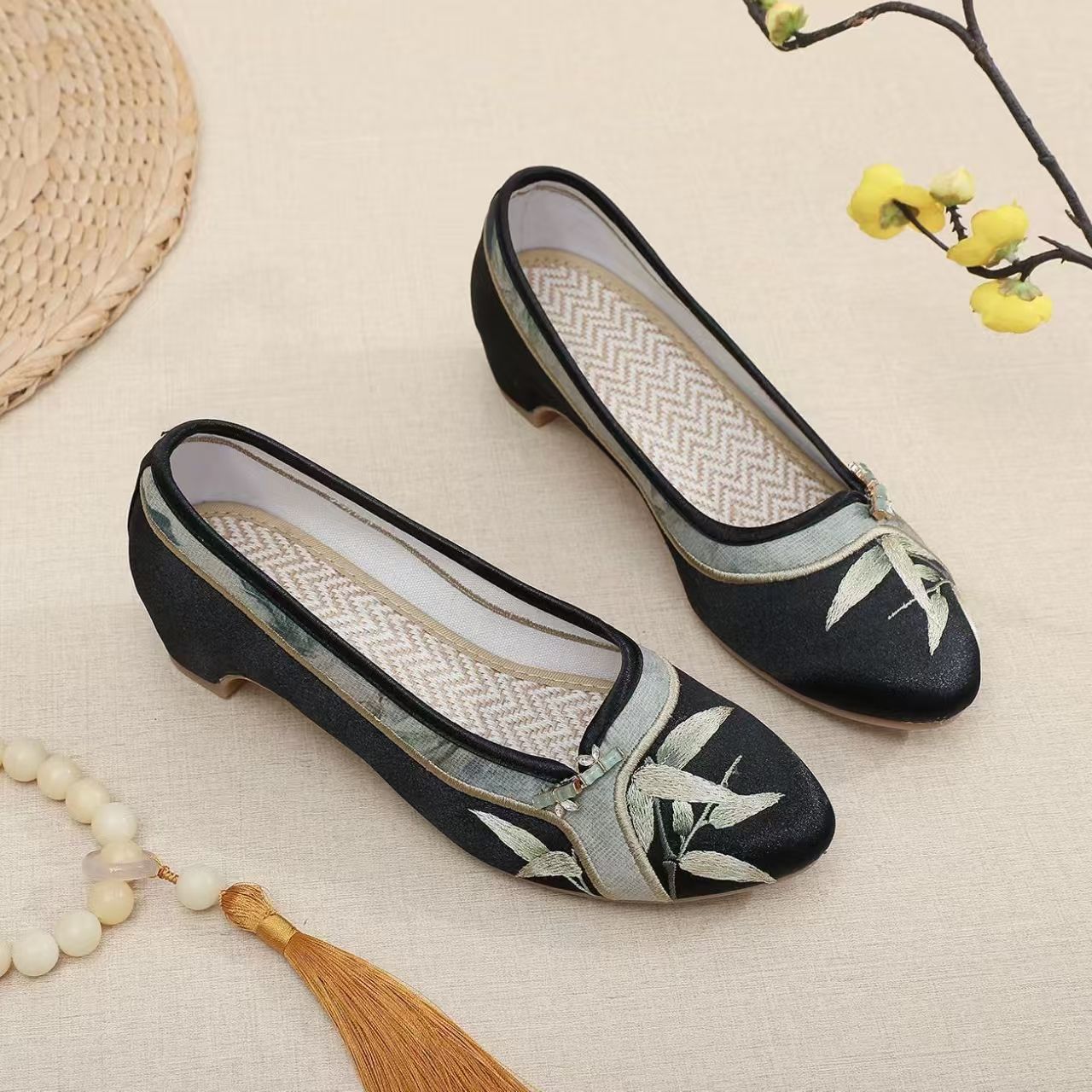 Woman Low Heel Embroidered Che - огляд і ціна Embroidery Fabric